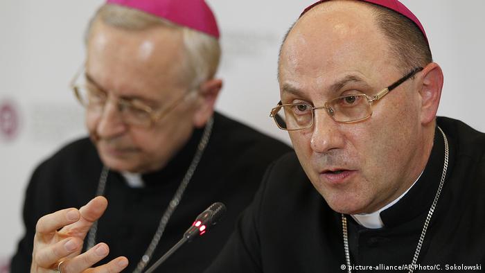 El arzobispo Wojciech Polak (dcha.), se dirige a los medios durante una conferencia de prensa sobre casos de 382 sacerdotes polacos que abusaron de menores desde 1990. (14.05.2019).
