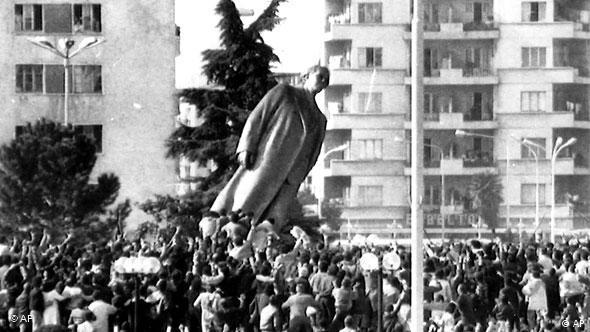 Albanien Geschichte Revolution Enver Hoxha Denkmal wird gestürzt in Tirana Flash-Galerie (AP)