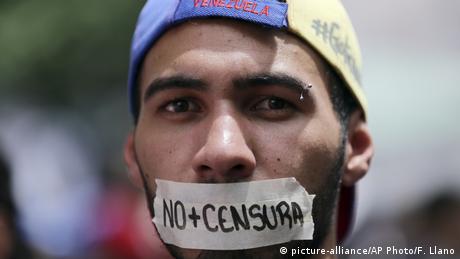 Venezuela - Proteste gegen Zensur (picture-alliance/AP Photo/F. Llano)