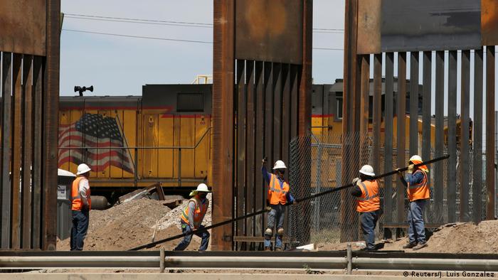 Trabajadores construyen en 2019 un nuevo tramo de la valla de acero que separa a Estados Unidos de México. 