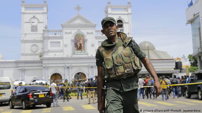 Sri Lanka Colombo Sicherheitskräfte nach Explosion in St. Anthony's Kirche (picture-alliance/AP Photo/E. Jayawardena)
