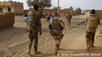 Mali Soldaten der Malischen Armee und der französichen Barkhane-Streitkräfte (Getty Images/AFP/D. Benoit)