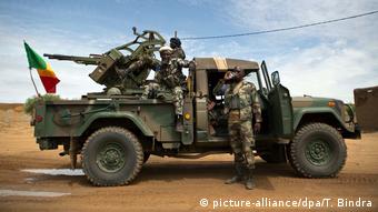 Symbolbild: Unbekannte greifen Stützpunkt in Mali an (picture-alliance/dpa/T. Bindra)