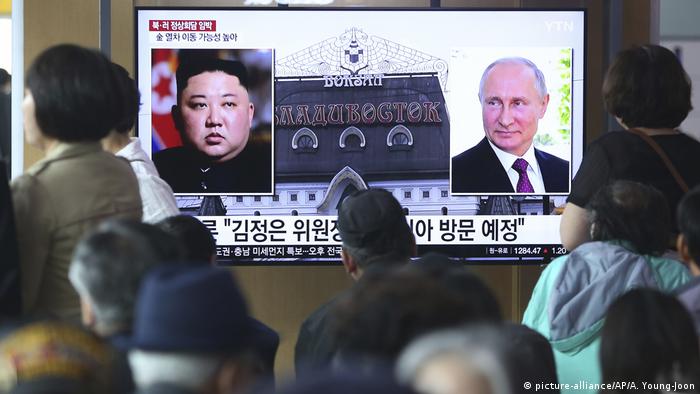 Russland Nordkorea l Treffen von Vladimir Putin und Kim Jong Un (picture-alliance/AP/A. Young-Joon)
