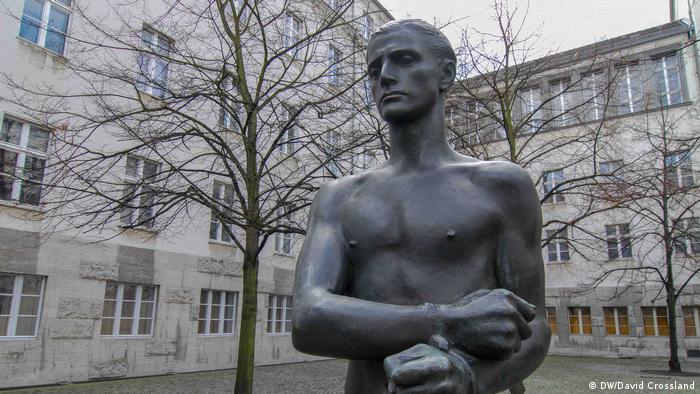 Скулптура в памет на разстреляния граф фон Щауфенберг, извършил опит за атентат срещу Хитлер на 20 юли 1944