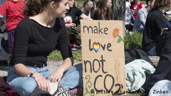 Στη Γερμανία οι νέοι διαδηλώνουν για το κλίμα, η κυβέρνηση όμως έχει μείνει πολύ πίσω στους στόχους της 