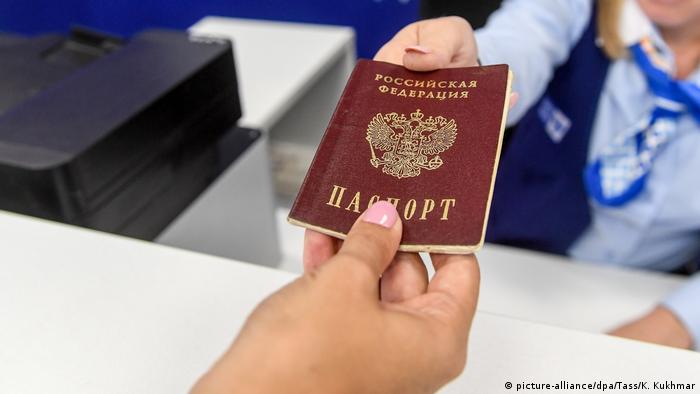 Российский паспорт в руке