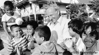 Ο ιδρυτής των Παιδικών Χωριών SOS Χέρμαν Γκμάνερ στα μέσα της δεκαετίας του ΄70 σε παιδικό χωριό στην Ταϊλάνδη. 