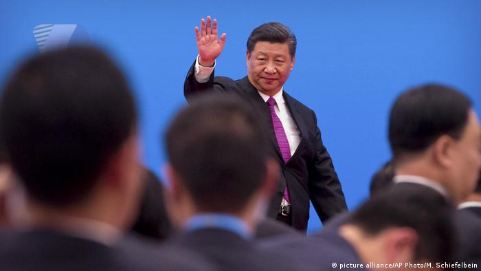 China Seidenstraße l Chinas Xi kündigt mehr als 64 Milliarden US-Dollar bei Belt- und Road-Deals an (picture alliance/AP Photo/M. Schiefelbein)