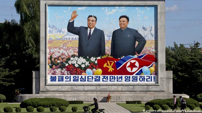 Nordkorea Pjöngjang Gemälde Führer Kim Il Sung and Kim Jong Il (picture-alliance/AP Photo/Ng Han Guan)