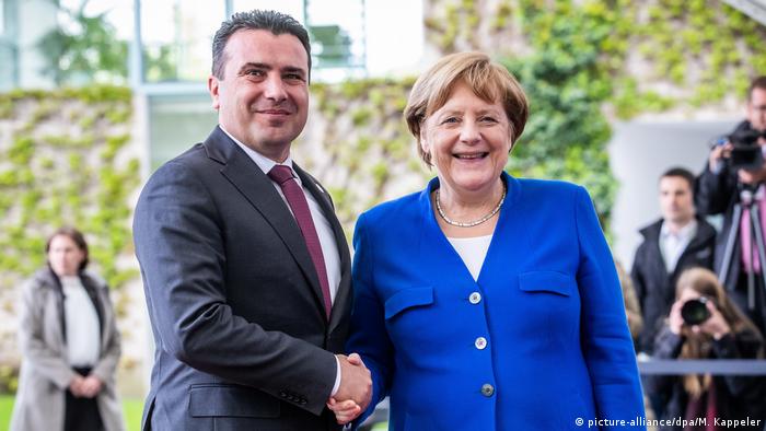 Deutschland Balkan-Treffen in Berlin | Merkel und Zaev (picture-alliance/dpa/M. Kappeler)