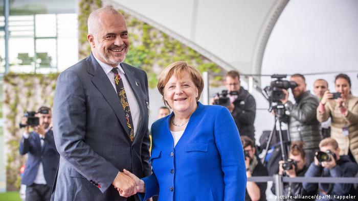 Deutschland Balkan-Treffen in Berlin | Merkel und Rama (picture-alliance/dpa/M. Kappeler)