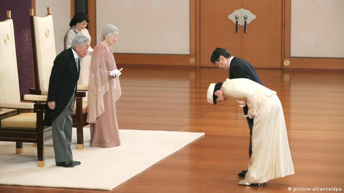 Imperador Akihito e a imperatriz-consorte Michiko cumprimentam o sucessor Naruhito e sua esposa Masako