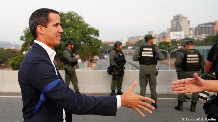 Guaidó en puente contiguo a la base militar La Carlota, Caracas.