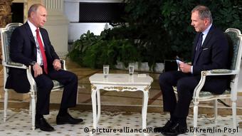 Ο Άρμιν Βολφ- εδώ σε παλαιότερο στιγμιότυπο από συνέντευξη με τον Βλάντιμιρ Πούτιν- απειλείται με συνέπειες από το FPÖ