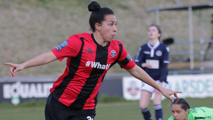 Atacante Jess King, da equipe de futebol feminino do Jewes, comemora gol com braços abertos