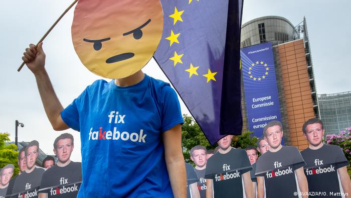 Protesta contra la presunta permisividad de Facebook con grupos antieuropeos.