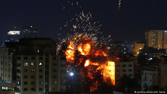 Israelische Kampfflugzeuge haben das GebÃ¤ude der Anadolu Agency in Gaza getroffen (picture-alliance/A. Amra )