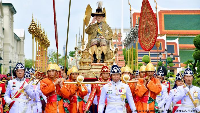 The king proceeds to the Temple of the Emerald Buddha in Bangkok (picture-alliance/Royal Press Europe/A. Nieboer)