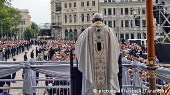  Papst Franziskus feiert die Messe auf dem Knyaz Alexandar-Platz in Sofia (picture-alliance/A. Tarantino)