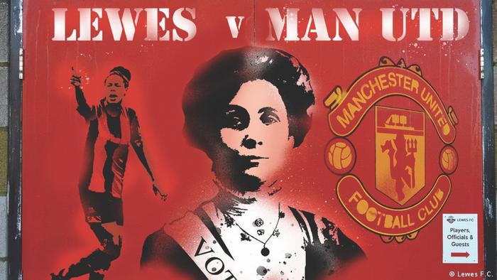 Cartaz promovendo jogo do Lewes contra Manchester United traz retrato da líder feminista Emmeline Pankhurst
