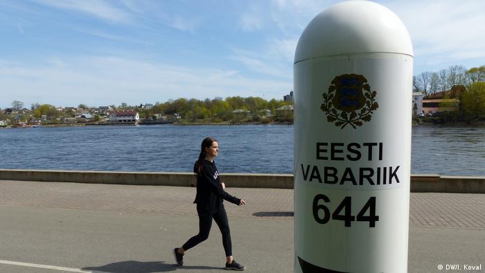 Эстонский пограничный столб на набережной Нарвы и вид на российский берег