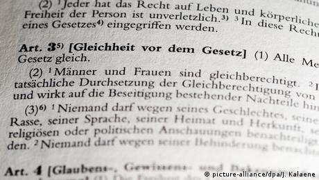 Grundgesetz für die Bundesrepublik Deutschland Artikel 3 (picture-alliance/dpa/J. Kalaene)