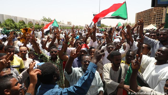 Afrika | Protests im Sudan (picture-alliance/dpa/AA/M. Hjaj)