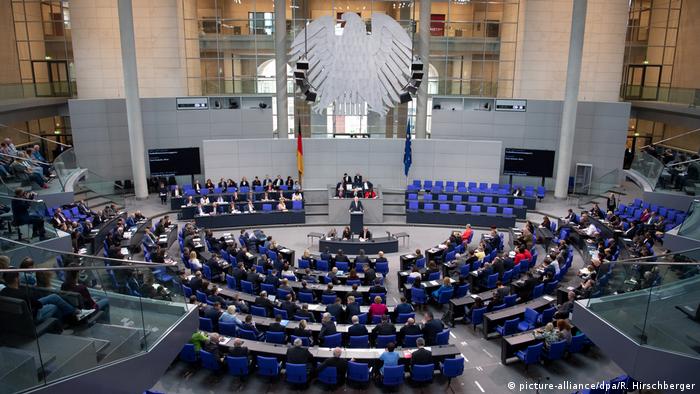 Ряди у Бундестазі значно порідшають, щоб забезпечити необхідну відстань між депутатами