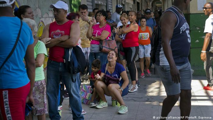 In this April 17, 2019 file photo, people wait in line to buy chicken at a government-run grocery store in Havana, Cuba (picture-alliance/AP Photo/R. Espinosa)