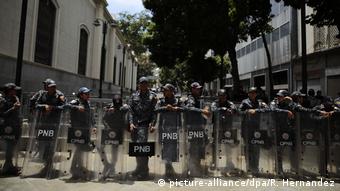 Venezuela Einsatz zur Abriegelung des Parlaments (picture-alliance/dpa/R. Hernandez)