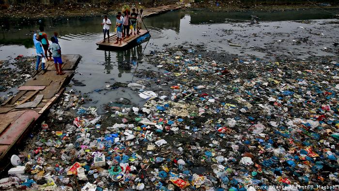 Canal poluído em Mumbai, Índia