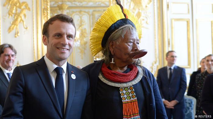 Presidente da França, Emmanuel Macron, recebe o líder indígena brasileiro Raoni Metuktire no Palácio do Eliseu