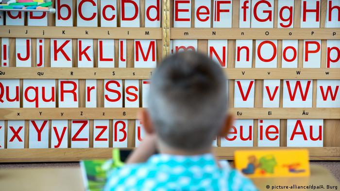 تعلم اللغة الألمانية للأطفال المهاجرين في المدرسة أم قبلها