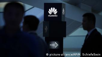 China Peking Huawei Präsentation (picture-alliance/AP/M. Schiefelbein)