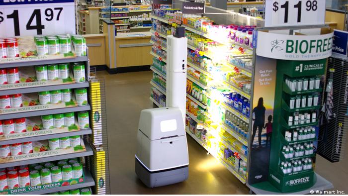 Робот со сканером в супермаркете Walmart 