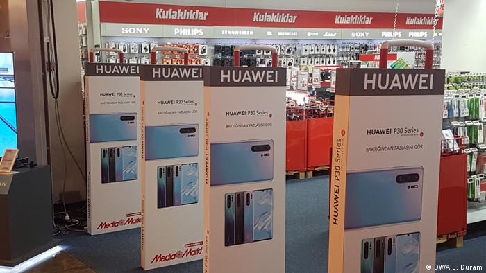  Huawei-Werbungsplakate im tÃ¼rkischen Media Markt (DW/A.E. Duram)