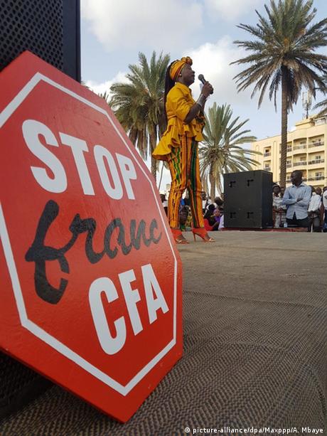 Activist Etuma Seba speaking at an anti-CFA protest in Dakar, Senegal (picture-alliance/dpa/Maxppp/A. Mbaye)