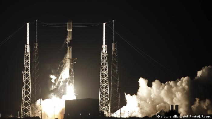 USA Raketenstart Falcon 9 SpaceX (picture-alliance/AP Photo/J. Raoux)