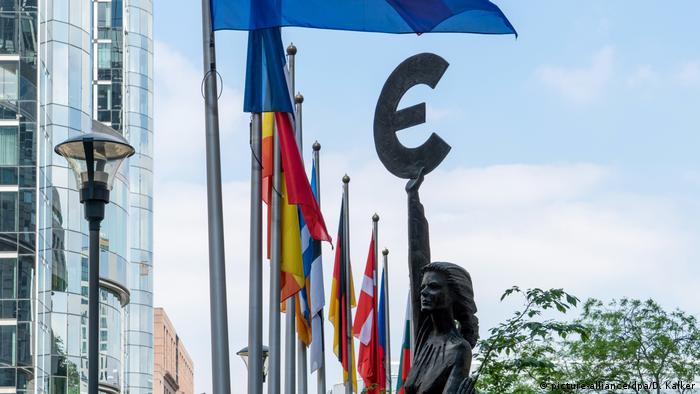 Belgien Brüssel Statue Europa vor Europaparlament (picture-alliance/dpa/D. Kalker)
