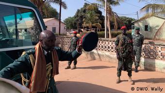 Gambia Streitkräfte stehen vor der Anklage des Verrats und der Meuterei (DW/O. Wally)