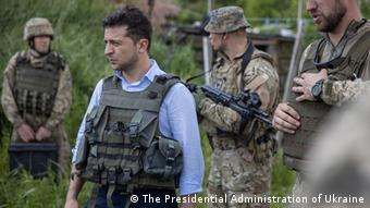 Президент Украины Владимир Зеленский на линии разграничения в Донбассе