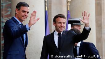 Frankreich Präsident Emmanuel Macron trifft Spaniens Premierminister Pedro Sanchez (picture-alliance/AP Photo/F. Mori)