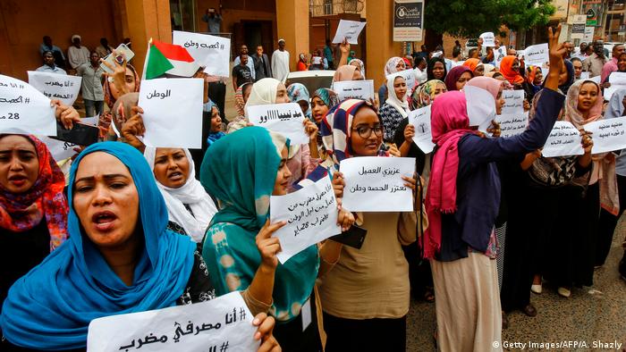 Women strike outside the Bank of Khartoum (Getty Images/AFP/A. Shazly)
