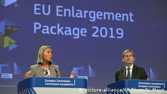 Belgien EU-Beitrittsverhandlungen | Federica Mogherini und Johannes Hahn (picture-alliance/AP Photo/V. Mayo)