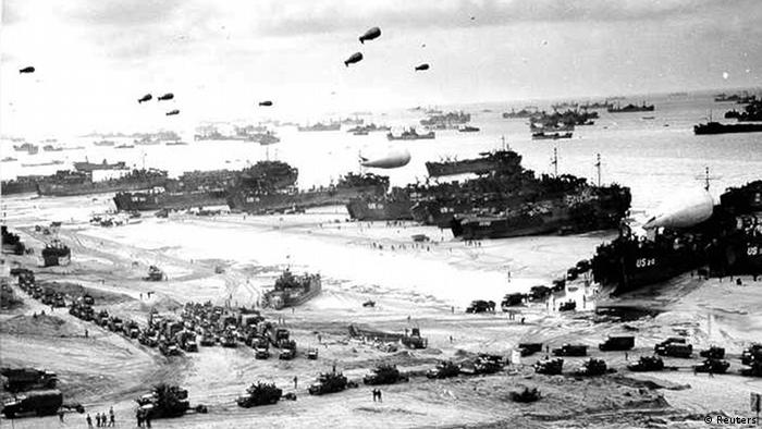 Dezenas de embarcaÃ§Ãµes, veÃ­culos e aeronaves militares na costa da Normandia, em 6 de junho de 1944, conhecido como o Dia D 