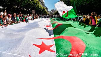 Algerien Proteste nach Freitagsgebet in Algier (Getty Images/AFP/R. Kramdi)