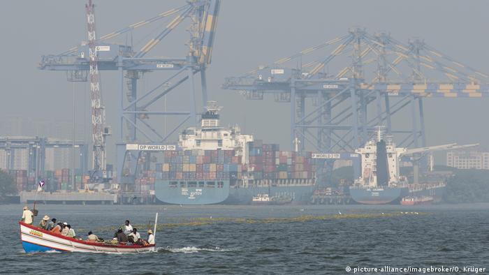 Indien Vallarpadam Terminal Kochi Containerschiffe (picture-alliance/imagebroker/O. Krüger)