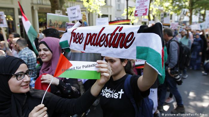 Jovens levavam cartazes em apoio a palestinos em protesto do Al-Quds em Berlim
