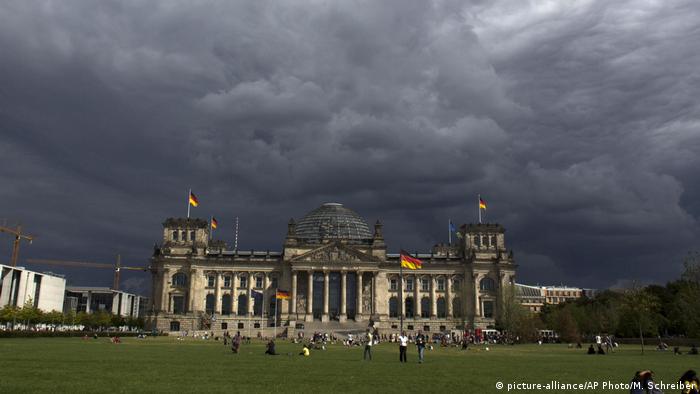 Wolken Ã¼ber dem Reichstag in Berlin (picture-alliance/AP Photo/M. Schreiber)